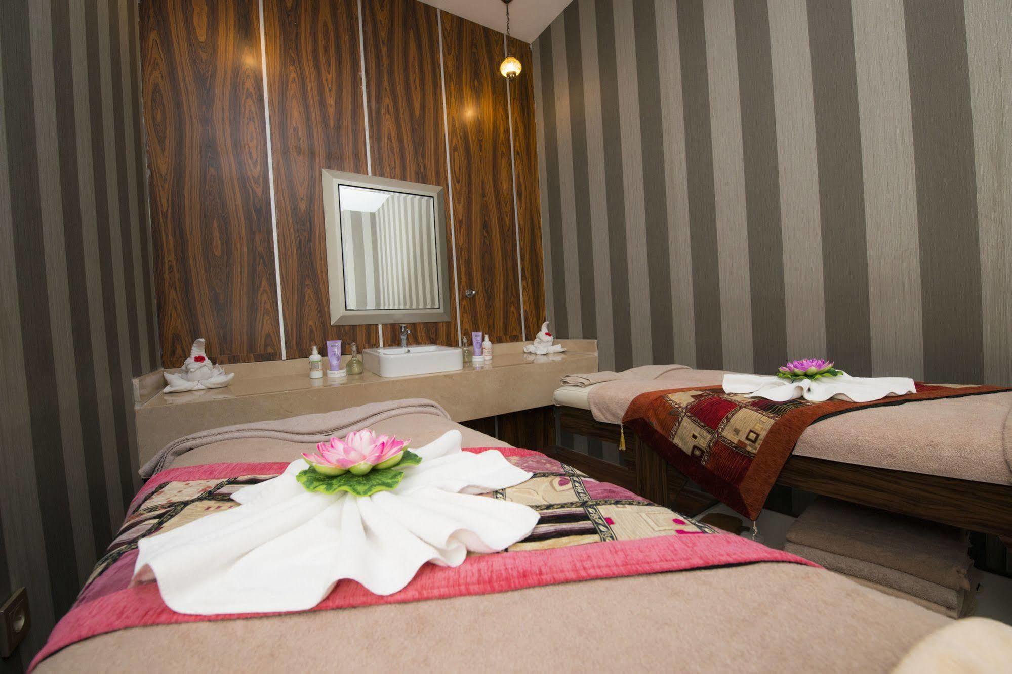 Manesol Fuar Hotel Istanboel Buitenkant foto
